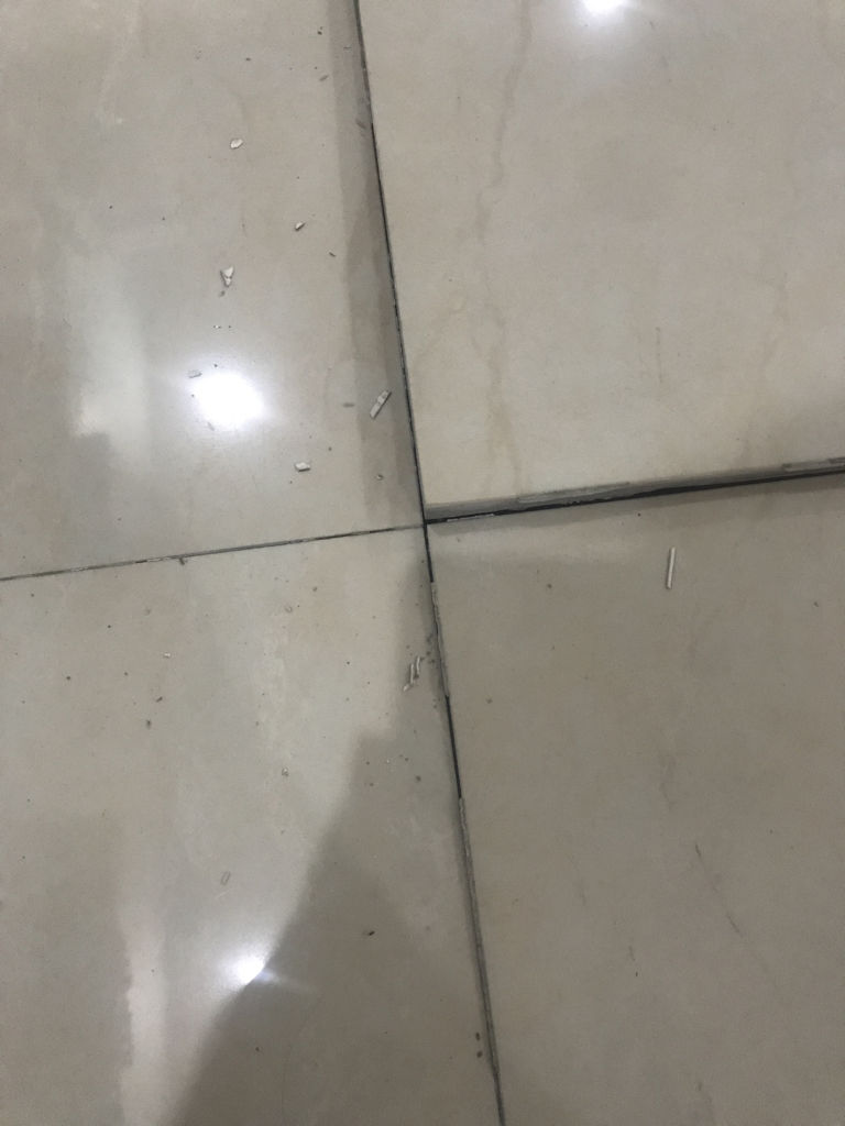 家里的墙砖翘起来了怎么修补呢(家里的墙砖翘起来了怎么修补呢视频)