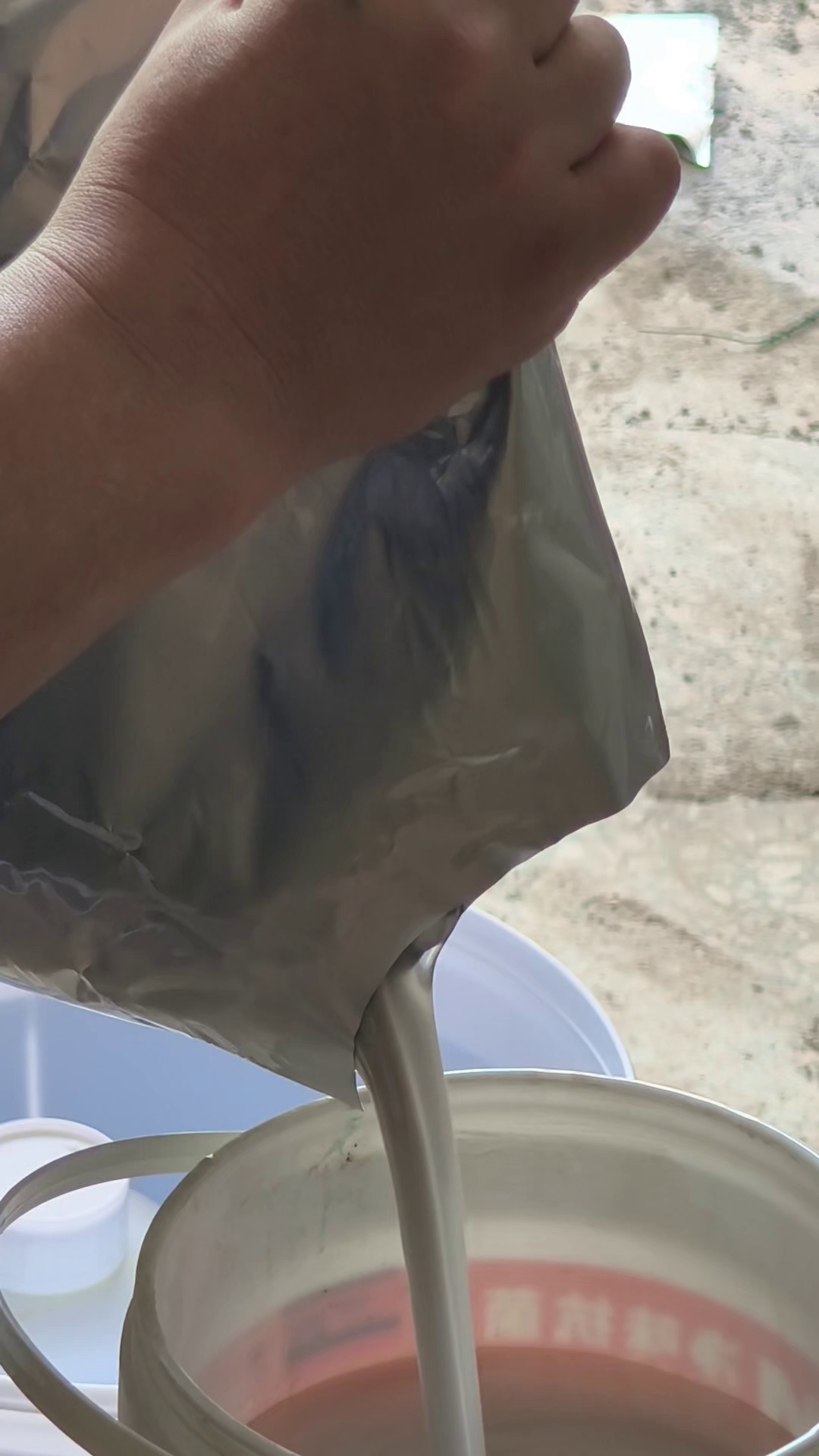 瓷砖空鼓打胶(瓷砖空鼓打胶修复后能管多久)