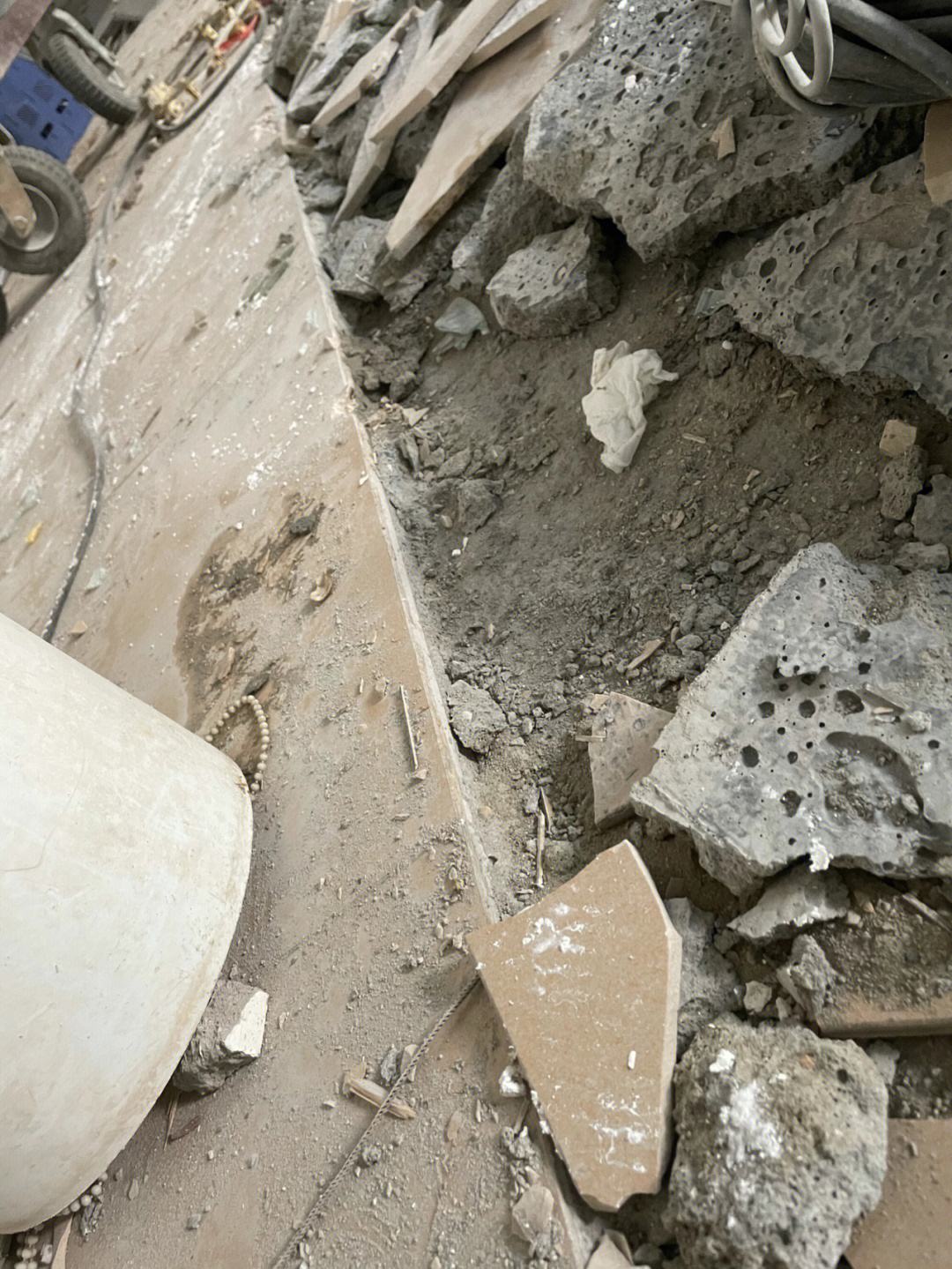 墙砖烂了一小块怎么办呢(墙壁瓷砖烂了一小块怎么办)